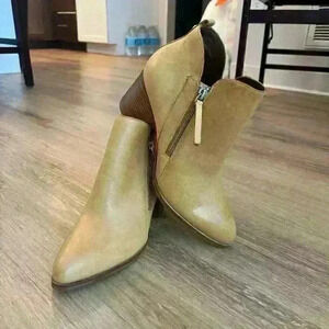 Womens Donald J Pliner Edyn Side Zip Ankle Boots, Yellow Fawn Size 9 - US